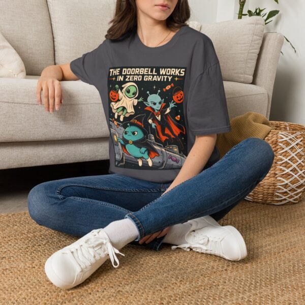 Halloween Alien Crew T‑Shirt — “The Doorbell Works in Zero Gravity” Retro Space Costume Tee