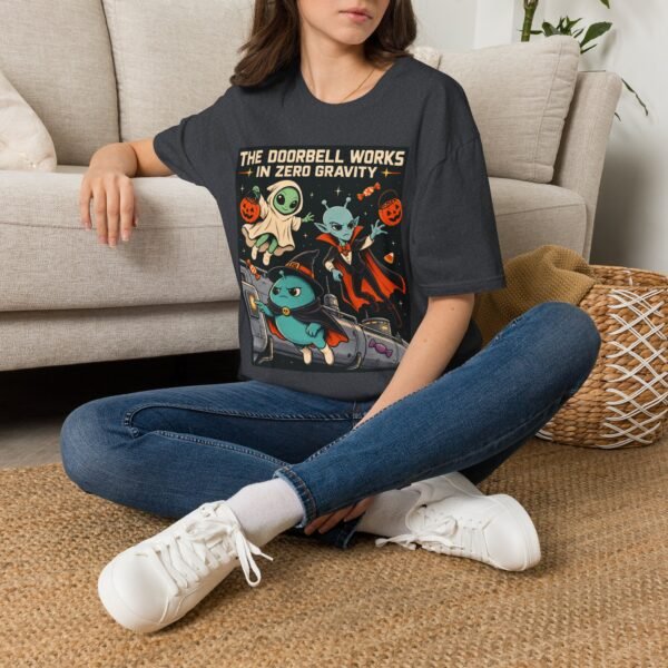 Halloween Alien Crew T‑Shirt — “The Doorbell Works in Zero Gravity” Retro Space Costume Tee